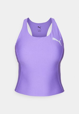 Lilla sportstopp i et glatt, elastisk stoff. Har en racerback-design og hvit logo på venstre bryst. Sømløs konstruksjon.