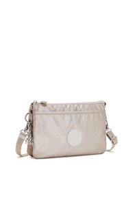 Beige, vadderad tygclutch med dragkedja, justerbar rem och en cirkulär präglad logotyp. Har en accent av silverfärgad hårdvara.