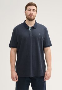 TOM TAILOR PLUS -  MIT LOGO STICKEREI - Polo krekls - sky captain blue white melange