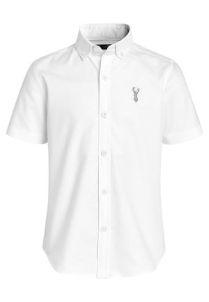 Chemise blanche à manches courtes avec des boutons sur le devant, col boutonné et un petit logo de tête de cerf gris sur la poitrine gauche.
