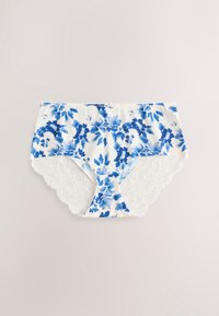 Hvidt dameundertøj med blåt blomsterprint og blondekant på benåbningerne, fladt lagt på en lys baggrund.