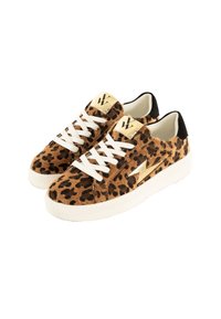 Zapatillas de leopardo con acabado de ante, cordones blancos y un logo con detalles en dorado en la lengüeta. Tacón negro y suela de goma texturizada.