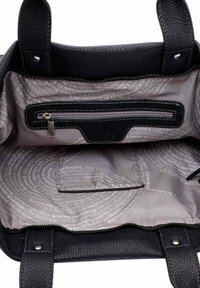 Sac à main en cuir noir avec un extérieur texturé, des accessoires en argent et un intérieur crème orné de texte imprimé en motif spiralé et d'une poche zippée.