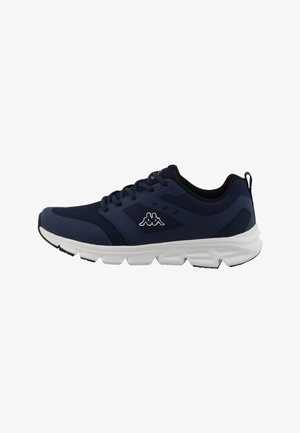 Marineblauer sportlicher Sneaker mit weißer Sohle, Mesh-Einsätzen, Schnürsenkeln und einem weißen Logo an der Außenseite, von außen gezeigt.