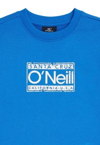 Niebieska tkanina bluzy z okrągłym dekoltem i białym, postarzanym logo z napisem „Santa Cruz” oraz „O'Neill California U.S.A.”