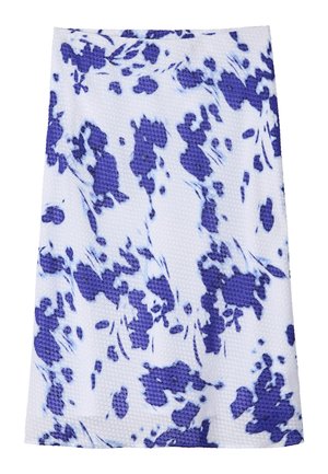 Jupe blanche texturée avec un motif floral bleu dispersé uniformément sur le tissu.