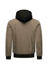 Giacca khaki con cappuccio nero, polsini e orlo a coste. Presenta una texture liscia e imbottita e una tasca laterale sul maniche sinistro.