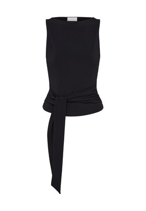 Crni top bez rukava s visokim okruglim izrezom i dugim trakom od tkanine omotanom oko struka koja visi s jedne strane.