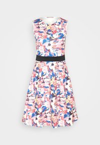 Robe fleurie dans des nuances de rose, bleu et blanc, avec un corsage ajusté, une jupe évasée et une ceinture noire. Modèle sans manches.