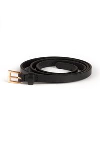 Musta nahkavyö, joka on rullattu pienen kultaisen suorakulmaisen soljen kanssa valkoisella taustalla.