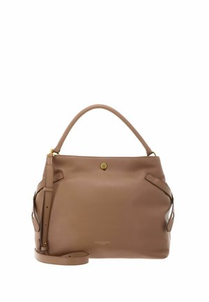 Sac à main en cuir marron avec une poignée supérieure, une bandoulière réglable et une garniture dorée, doté d'une petite fermeture à bouton rond.