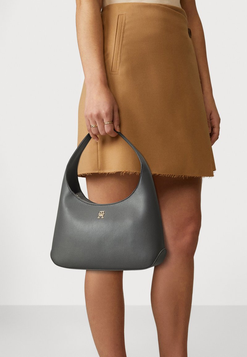 Tommy Hilfiger STAPLE SHOULDER BAG - Handtasche - grey line