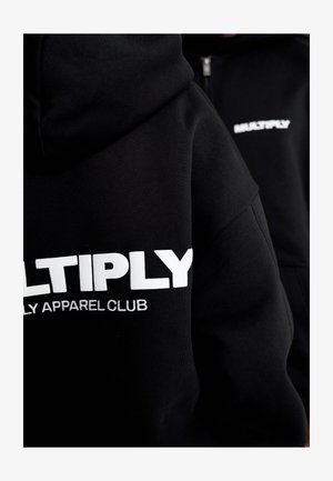 Czarna bluza z kapturem z napisem „MULTIPLY” dużymi białymi literami oraz „FAMILY APPAREL CLUB” w mniejszym rozmiarze, wykonana z miękkiej, teksturowanej tkaniny.