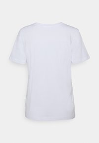 Bílá bavlněná tričko, krátké rukávy, klasický kulatý výstřih, jednoduchý design, měkká textura, žádné viditelné značení nebo vzory.