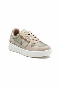Zapatillas de color beige claro con acentos metálicos dorados, materiales de ante y lisos, diseño con cordones, detalle de cremallera lateral y suela media texturizada.