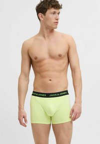Neon sárga boxer alsónadrág fekete derékkal, amelyen a "JACK & JONES" márkaneve látható. Puha anyag, testhez simuló fazon és közepes derék. 