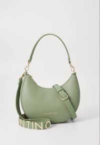 Grön läderhandväska med rundad form, kort handtag och justerbar rem med guldfärgad metallbeslag. "Valentino"-logotyp präglad på framsidan.
