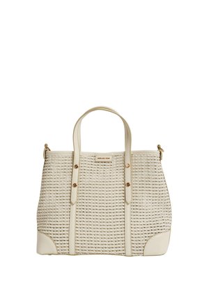 Borsa tote intrecciata color crema con manici in pelle, dettagli in pelle agli angoli e una piccola targhetta rettangolare del marchio sul davanti.