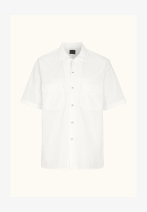 Kortärmad vit skjorta med knappar, tillverkad av ett slätt tyg; har två bröstfickor och subtila sömdetaljer.