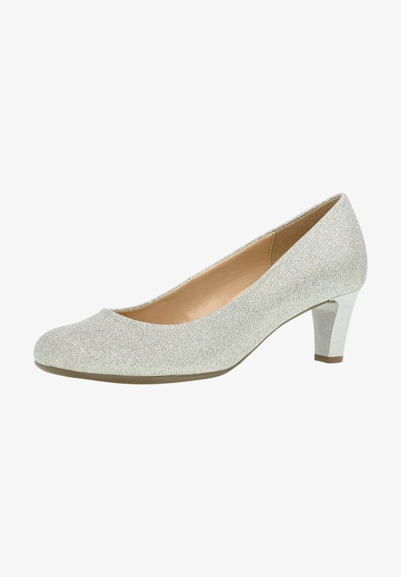 Zapato de tacón bajo con purpurina plateada, punta redonda y forro interior suave. Tela texturizada cubre la parte superior.