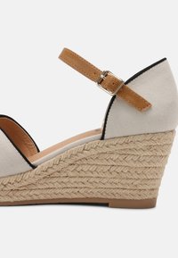 s.Oliver Sandali con plateau - grey