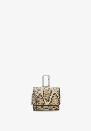 Käärmeennahkakuosiset käsilaukku vaalean kerman ja ruskean sävyissä. Ominaisuudet: suorakaiteen muotoinen, teksturoitu pinta ja hopeanvärinen metallikahva.