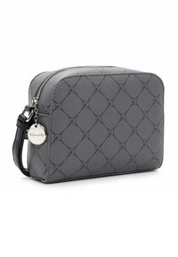 Sac bandoulière rectangulaire gris avec motif losange, sangle noire, fermeture éclair argentée et charm rond en métal gravé "Tamaris."