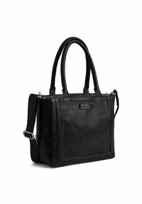 Borsa a mano in pelle nera con doppio manico superiore, tracolla regolabile, forma rettangolare, superficie texturizzata e un patch con logo frontale.