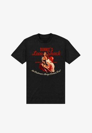 Vrouw in vintage pin-up stijl in zwart lingerie, zittend op een rode stoel met witte bont, tekst "Bunny's Love Shack" en "De klant komt altijd eerst!"