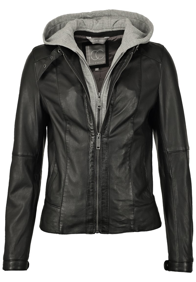 Schwarze Lederjacke mit Reißverschluss vorne, ausgestattet mit einer grauen Kapuze und Futter. Glatte Textur, taillierte Passform, mit Schulter- und Seitennähten.