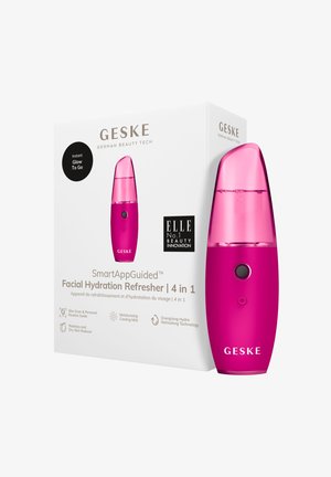 Roze gezichtshydratatiewater met een slank ontwerp, een gebogen bovenkant en een knop. Het product is verpakt in een witte doos met tekst en logo's.