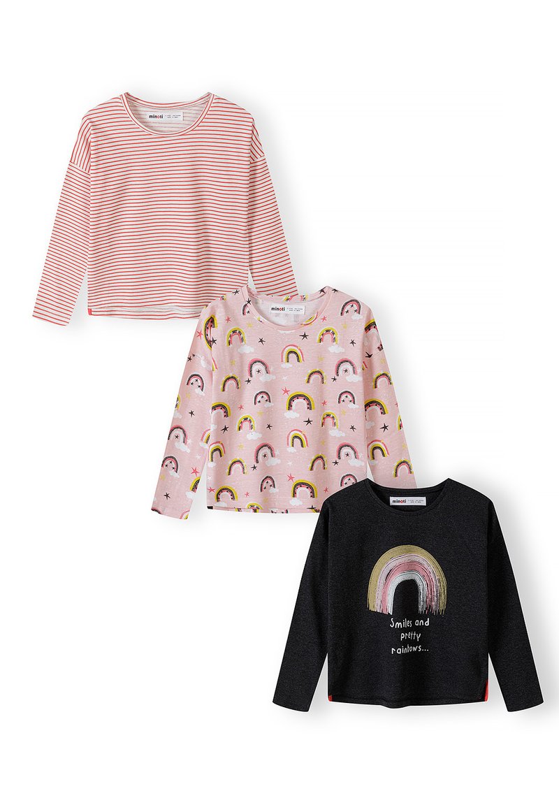 Drei Langarmshirts: eines gestreift in Rot und Weiß, eines pink mit Regenbögen und Wolken und ein schwarzes Shirt mit einem Regenbogenmotiv und Text.