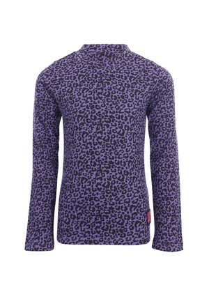 Paarse blouse met lange mouwen met zwart luipaardprintpatroon en een klein rood label vlak bij de onderzoom op een witte achtergrond.
