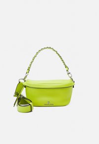 Neon grøn læder crossbody taske med en buet form, flettet håndtag og aftagelig rem. Har et subtilt logo på forsiden.