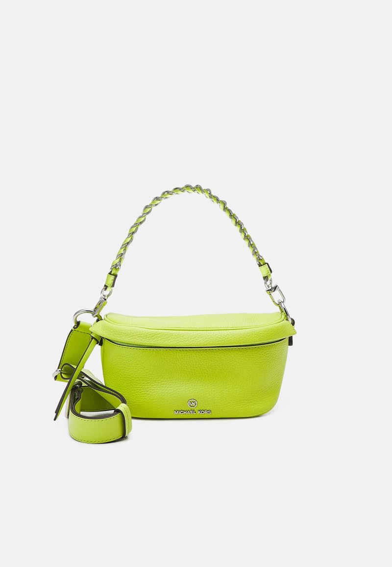 Neon grøn læder crossbody taske med en buet form, flettet håndtag og aftagelig rem. Har et subtilt logo på forsiden.