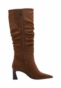 Stivale in suede marrone fino al ginocchio con design arricciato, punta affusolata e tacco a blocco medio. Ha una cerniera laterale per una facile vestibilità.