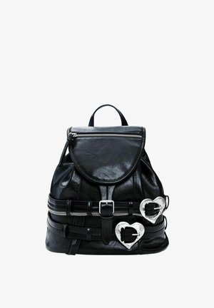 Crni kožni ruksak s prednjim poklopcem, srebrnim patentnim zatvaračem, dva srebrna remena u obliku srca i gornjom ručkom.