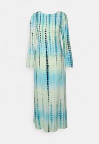 Dlouhá šaty s tie-dye vzorem v odstínech modré a zelené. Mají kulatý výstřih a dlouhé rukávy s volnějším střihem.