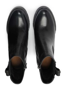 Botine negre din piele, cu un finisaj neted, vârf rotund, decupaje laterale și închideri cu fermoar având accente din metal.