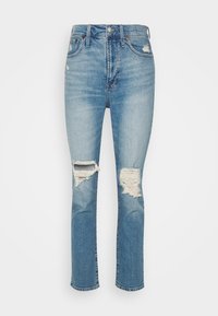 Jeans de denim azul claro com cintura alta, perna reta e remendos desgastados nos joelhos. Apresenta bordas desfiadas e um leve desbotamento por todo o tecido.