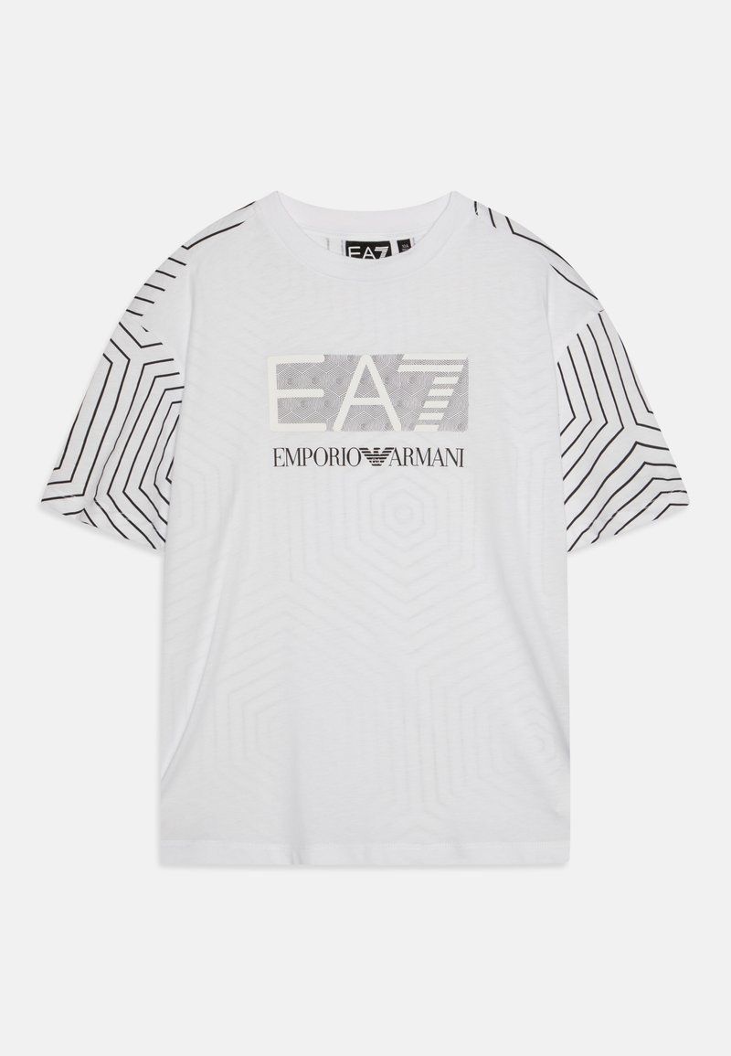 Camiseta blanca de manga corta con un patrón geométrico en las mangas, un gráfico de logo gris en el centro y un escote redondo.