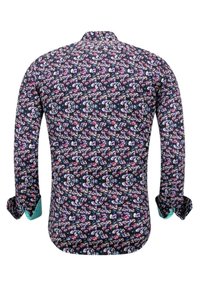 Hemd met lange mouwen, voorzien van een donkerblauwe achtergrond met een kleurrijk bloemenpatroon. De geknoopte manchetten hebben contrasterende teal accenten.