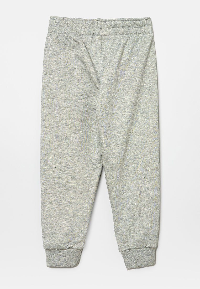 Pantalones de chándal grises hechos de una tela suave y texturizada, con una cintura elástica y puños acanalados, que presentan un diseño simple y sin patrones visibles.