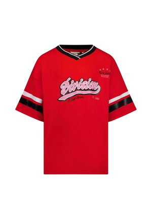 Rood T-shirt met korte mouwen en een zwarte V-hals, met witte en zwarte strepen op de mouwen. Voorop staat de tekst "Division College Sports" in het wit.