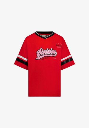 Rood T-shirt met korte mouwen en een zwarte V-hals, met witte en zwarte strepen op de mouwen. Voorop staat de tekst "Division College Sports" in het wit.