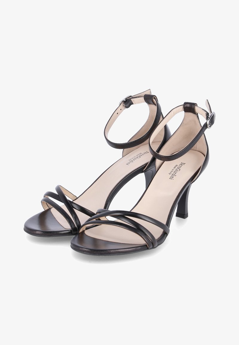 Sandalias de tacón alto de cuero negro con múltiples correas frontales y hebilla en el tobillo. Textura suave y silueta estilizada. Altura del tacón de 3 pulgadas.