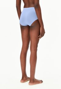 Culottes taille haute bleu clair en tissu doux, affichant une texture lisse avec un design simple et minimal sans matériel visible.