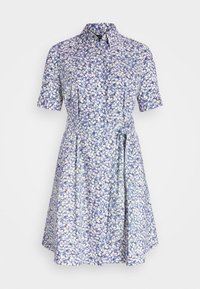 Krátkozážný modrý šaty s květinovým vzorem, s předním zapínáním na knoflíky a páskem v pase, vyrobené z lehké látky.