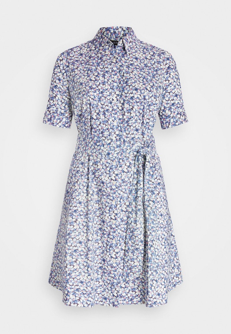 Krátkozážný modrý šaty s květinovým vzorem, s předním zapínáním na knoflíky a páskem v pase, vyrobené z lehké látky.