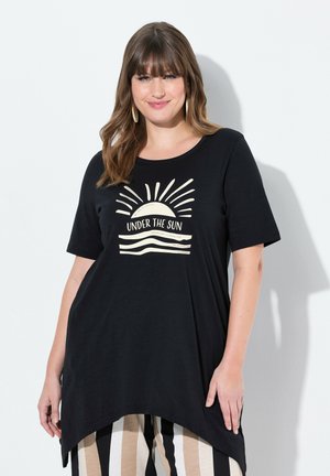 Ulla Popken LONGLINE POINTED HEM SUNNY GRAPHIC - Print T-shirt - black
